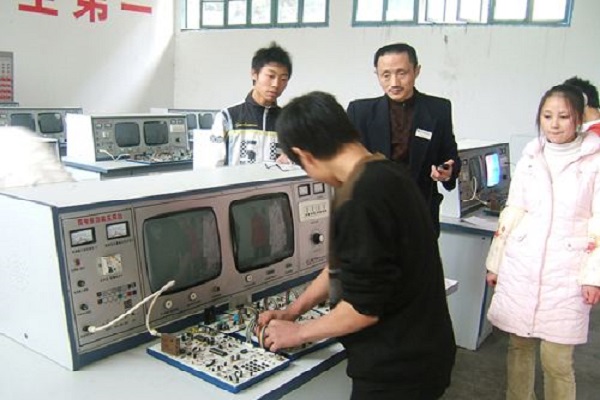 深圳2021年男孩兒中專學校學什么專業(yè)好找個工作