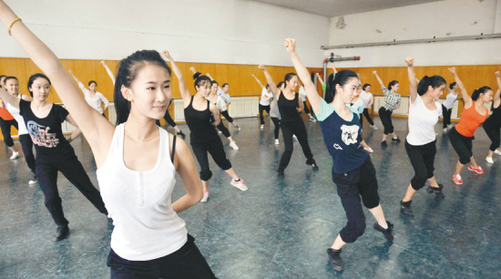 2022年四川彝文學(xué)校的學(xué)費(fèi)、收費(fèi)是多少？