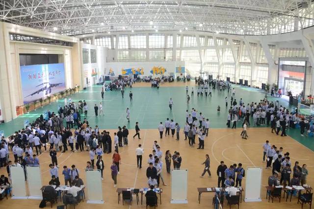 成都航空技術(shù)學校學校費用是多少(四川航空學校成都空乘學校)