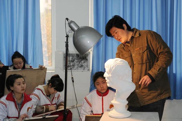 成都哪個高鐵職業(yè)學校好(成都哪個高鐵站離市區(qū)近)