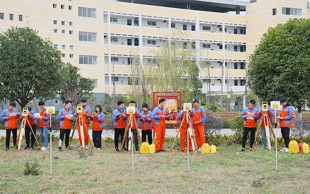 綿陽市電子教育學校(綿陽市電子教育學校歷任校長)